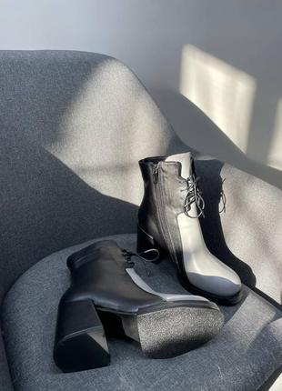 Черные с серым кожаные ботильоны на удобном каблуке7 фото