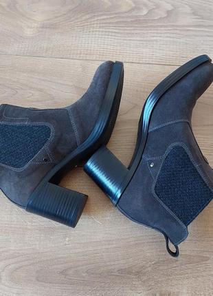 Замшевые ботиночки челси на каблуке с резинкой9 фото