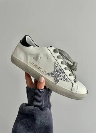 Трендовые женские кроссовки golden goose ggdb superstar silver premium белые с чёрным и серебристым