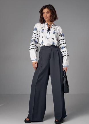 Стильна біла блуза з синьо-чорною вишивкою з бавовни якісна трендова4 фото