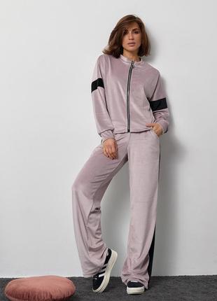 Велюровий жіночий костюм