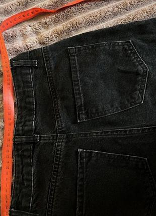 Стильные джинсы черного цвета и топ на одно плечо3 фото