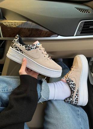 Крутые женские кроссовки nike air force 1 lebron beige бежевые с леопардовым принтом