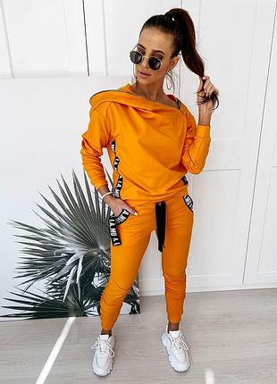 Споотивный костюм