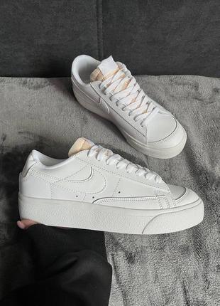 Шикарные женские кроссовки на платформе nike blazer low white platform белые