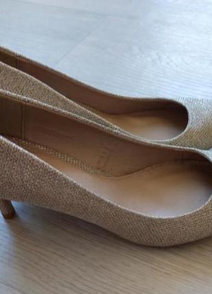 Туфли с люрексом на узкую ножку.