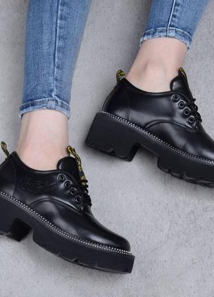 Стильные черные туфли на платформе шнурках закрытые массивные1 фото