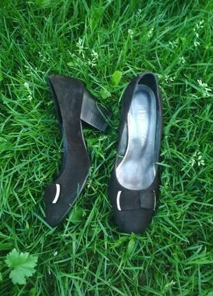 Чорні чорні замшеві туфельки туфлі на зручному каблуці