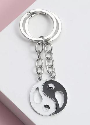 Парные брелки для двоих инь-янь черное и белое  две половинки любви