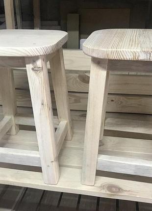 Деревянный кухонный табурет низкий с закругленным сиденьем