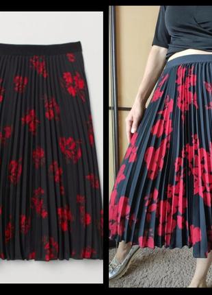 Трендовая юбка плиссе миди чернаыя в красные цветы от h&m ❤