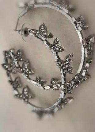 Дивовижні сережки-обручі з метеликами