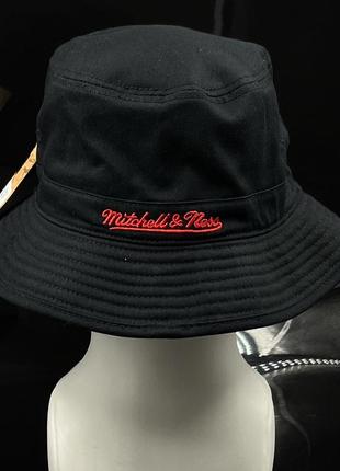 Оригинальная черная панама mitchell and ness chicago bulls team logo bucket hat4 фото