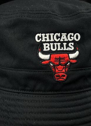 Оригинальная черная панама mitchell and ness chicago bulls team logo bucket hat3 фото