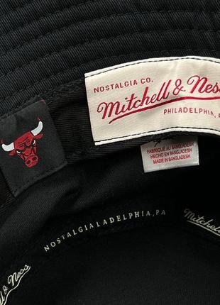 Оригинальная черная панама mitchell and ness chicago bulls team logo bucket hat5 фото