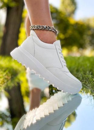 Білі шкіряні жіночі кросівки на високій платформі6 фото