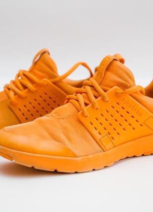 Яркие беговые кроссовки firetrap