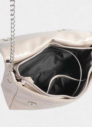 Жіноча сумка кросбоді з екошкіри строчена молочна4 фото