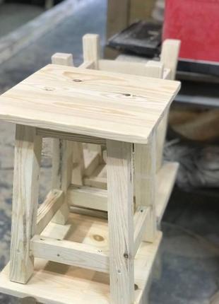 Деревянный кухонный низкий табурет с квадратным сиденьем3 фото