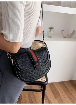 Черная сумочка кросс-боди из эко-кожи с полосатым ремнем
