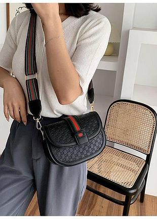 Черная сумочка кросс-боди из эко-кожи с полосатым ремнем