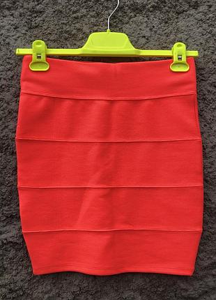 Облягаюча спідниця коротаючи