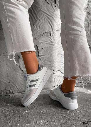 Белые серые кожаные замшевые кроссовки кеды с перфорацией серыми полосками3 фото