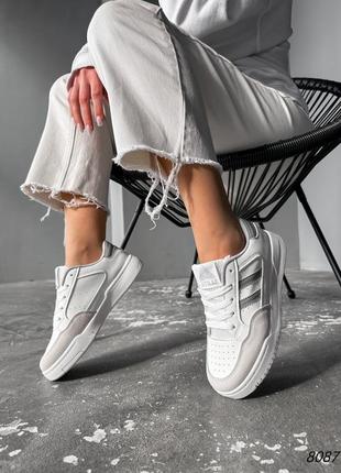 Белые серые кожаные замшевые кроссовки кеды с перфорацией серыми полосками7 фото