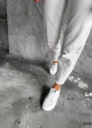 Белые кожаные кроссовки кеды с перфорацией на толстой подошве5 фото