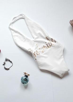 Белый сдельный купальник prettylittlething