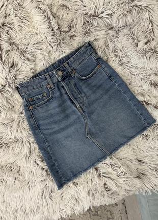 Трендовая джинсовая юбка с необработанными краями1 фото