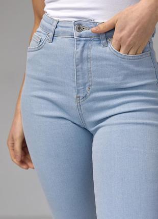 Женские джинсы-клеш с высокой посадкой5 фото