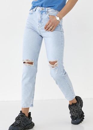 Жіночі джинси рвані на колінах
