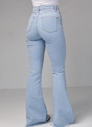 Женские джинсы-клеш с высокой посадкой4 фото