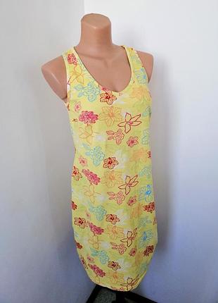 Жёлтое платье с цветочным принтом