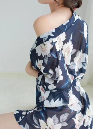 Лёгкий халатик с цветочным принтом3 фото