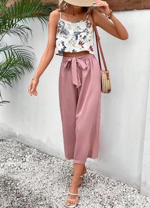 Пудрово- розовые укороченные брюки only с боковыми вшитыми карманами.