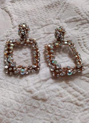 Серьги модные