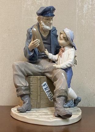 Фарфоровая статуэтка lladro «старый моряк с внуком».1 фото