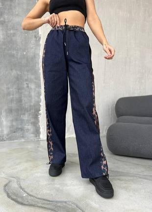 Стильні комбіновані джинсові штани з лампасами з трикотажними вставками, жіночі спортивні штани з леопардовим принтом з кишенями4 фото