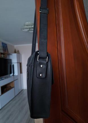 Черная кожаная мужская сумка через плечо9 фото