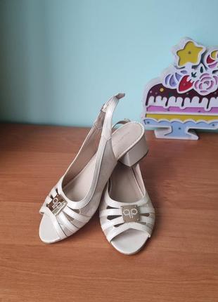 Шкіряні жіночі босоніжки