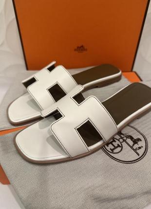 Шльопанці у стилі hermes