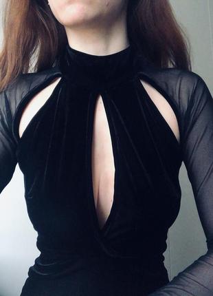 Черное вельветовое короткое платье с открытой спиной