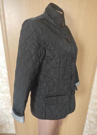 Черная легкая стеганая куртка с карманами4 фото
