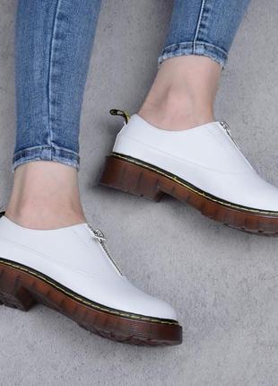 Стильные белые закрытые туфли на молнии толстой подошве массивные3 фото