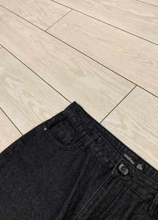 Новые женские джинсы мом в чёрном цвете от бренда boohoo (л)4 фото