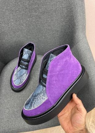 Ботинки хайтопы из фиолетовой замши и кожи с тиснением