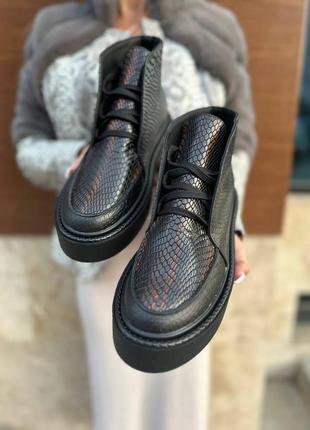 Черные кожаные ботинки хайтопы из кожи с тиснением под рептилию5 фото