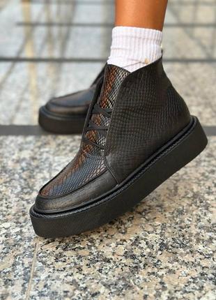 Черные кожаные ботинки хайтопы из кожи с тиснением под рептилию4 фото